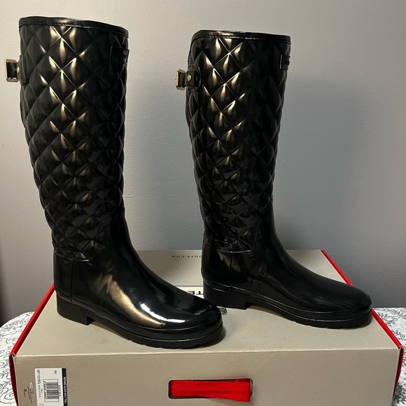 Women's Refined Slim Fit Adjustable Quilted Tall Rain Boots - Picture 7 of 7